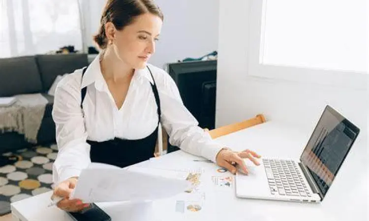 Sekretaris Mencatat Pesan Sekretaris Mencatat Pesan