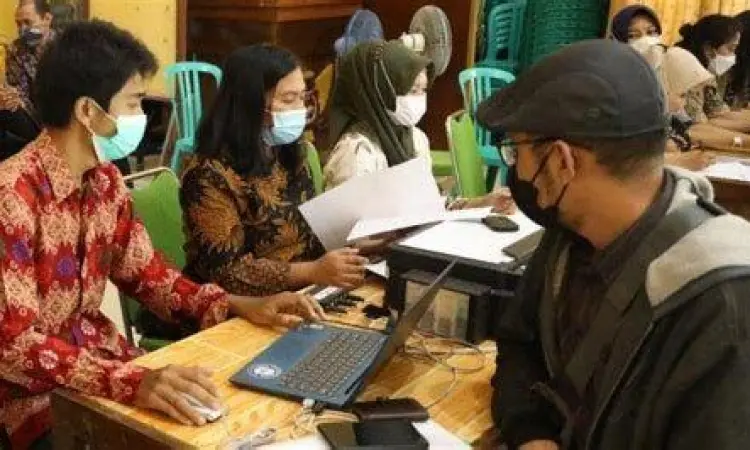 Pelaku UMKM sedang mengurus perizinan di kantor desa