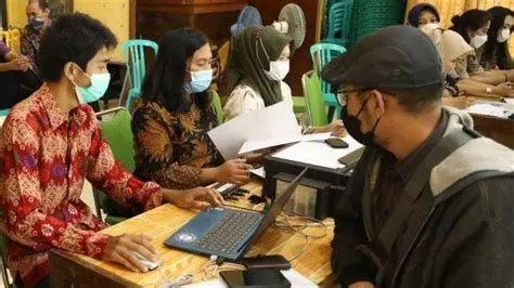 Proses Pengurusan Izin Pelaku UMKM sedang mengurus perizinan di kantor desa