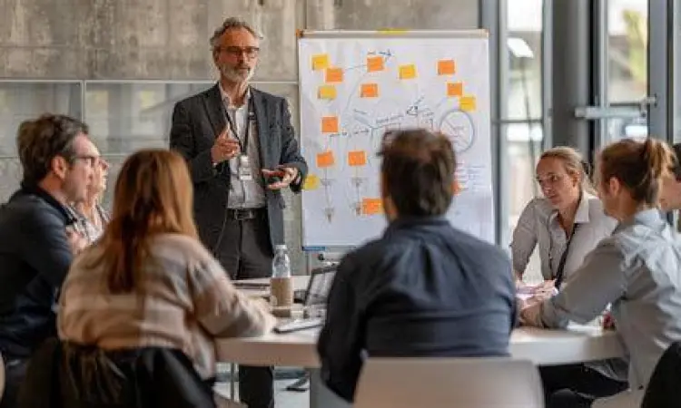 Pelatihan Aktualisasi Diri Sesi pelatihan kepemimpinan di ruang rapat