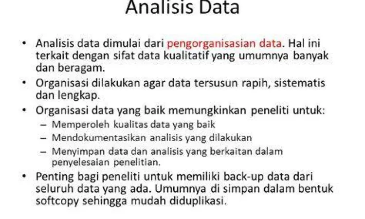 Seorang profesional sedang menganalisis data laporan bisnis di tablet