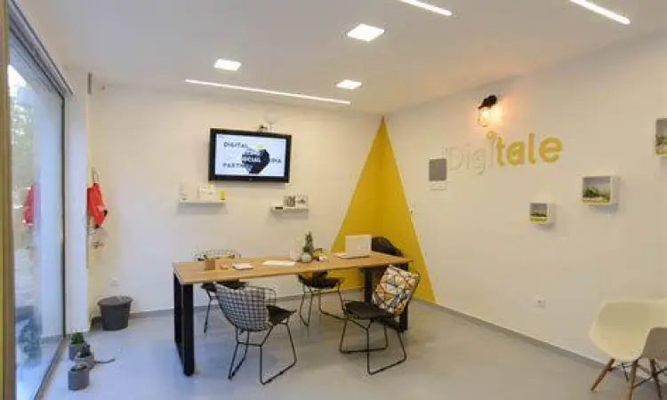 Tim agensi pemasaran digital sedang bekerja