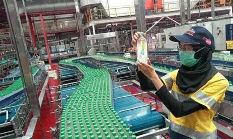 Industri Makanan dan Minuman Proses pengemasan produk makanan di pabrik FMCG Indonesia