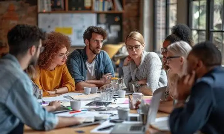 Kolaborasi tim dalam kantor modern