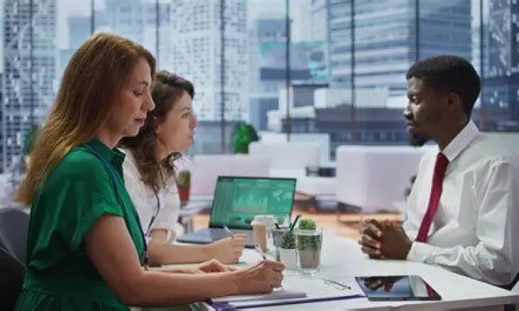 Persiapan Kandidat Profesional Pelamar kerja mencatat poin penting saat sesi wawancara