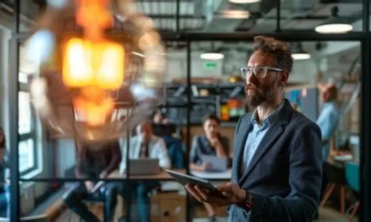 Pengusaha melakukan presentasi kepada investor