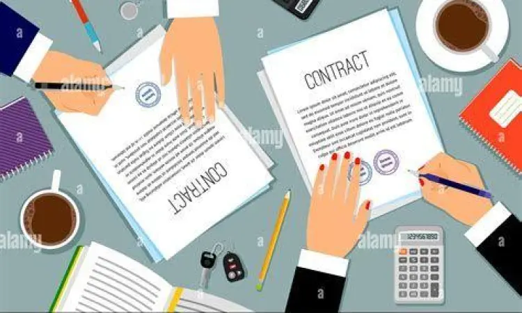 Seseorang sedang menandatangani dokumen resmi