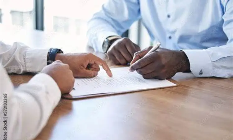 Manajer HRD menandatangani surat pemutusan hubungan kerja