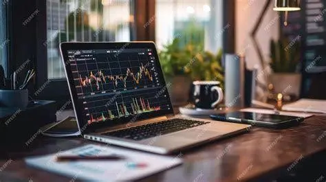 Estimasi Hak Pesangon Karyawan Perhitungan pesangon menggunakan laptop dan kalkulator