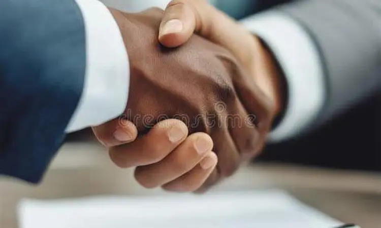 Dua orang berjabat tangan secara profesional