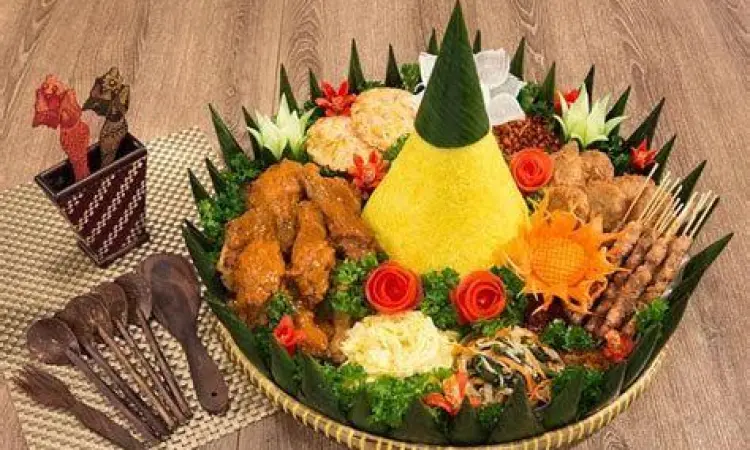 Nasi tumpeng kuning lengkap untuk syukuran usaha