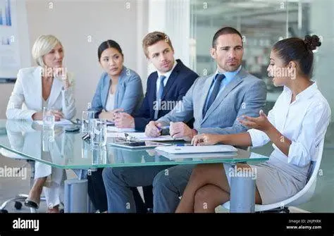 Rapat Internal Perusahaan Rapat direksi membahas anggaran rumah tangga
