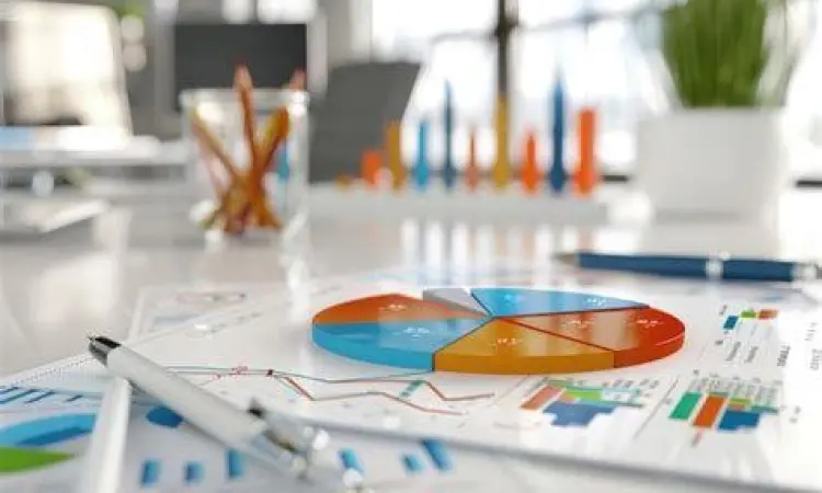 Diskusi Anggaran Perusahaan Tim manajemen sedang mendiskusikan contoh anggaran perusahaan