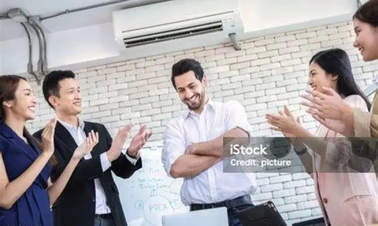 karyawan sedang berdiskusi dengan senyuman