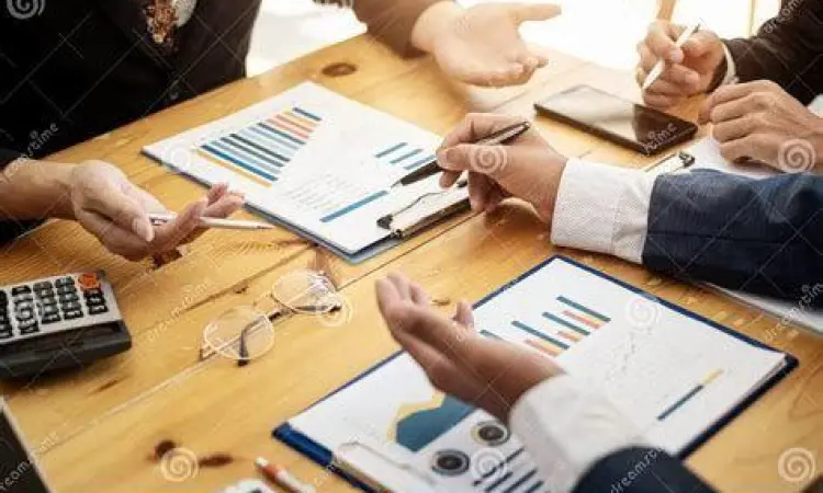 Diskusi tim mengenai contoh laporan bulanan perusahaan