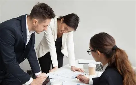 Evaluasi Tim Bisnis Tim sedang melakukan evaluasi bisnis