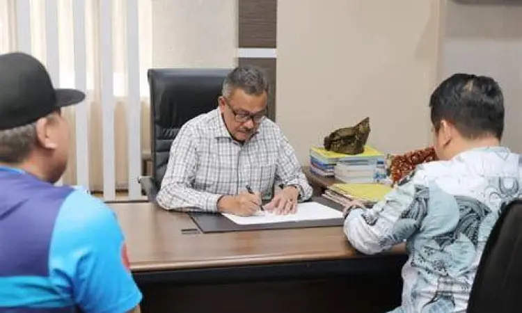 Proses Akta Notaris Proses penandatanganan akta pendirian di kantor notaris