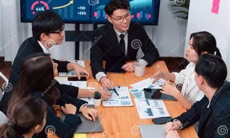 Tim manajemen menganalisis laporan neraca keuangan