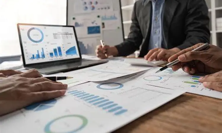 Tim bisnis sedang mendiskusikan klausul pembagian hasil