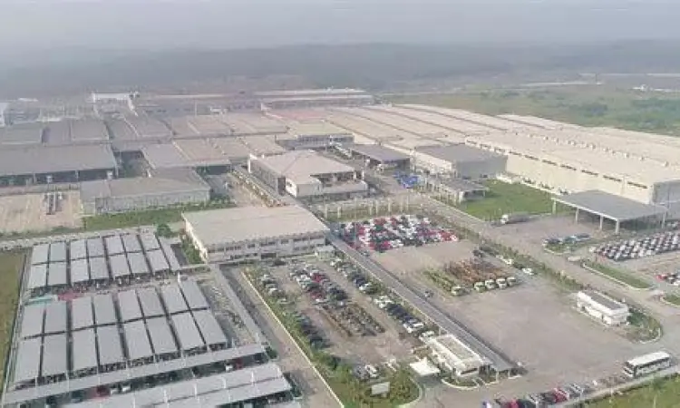 Proses perakitan di pabrik perusahaan otomotif multinasional