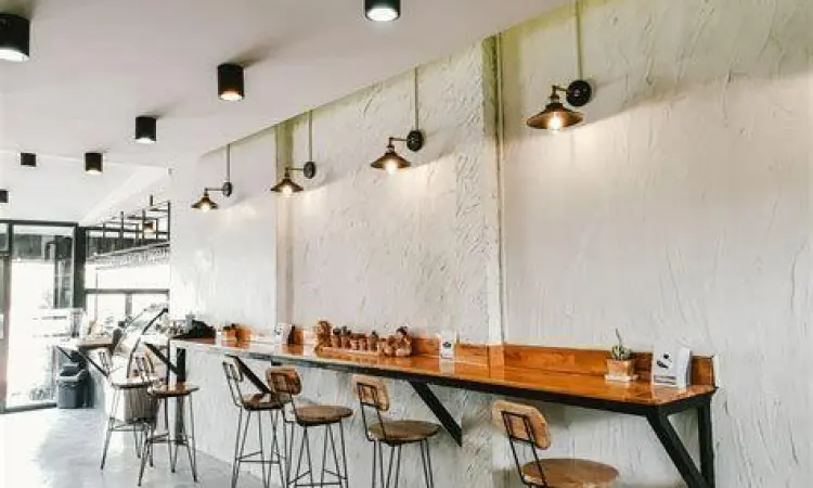 Interior kedai kopi minimalis yang efisien secara biaya