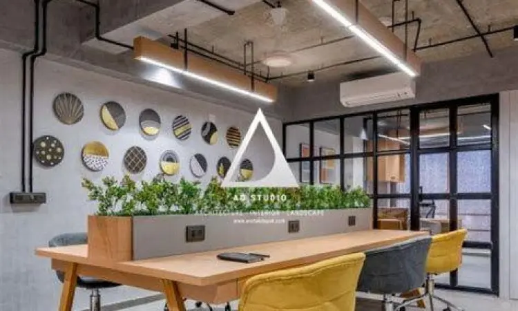 Kolaborasi Karyawan Berbasis SOP Karyawan berkolaborasi di kantor sesuai SOP