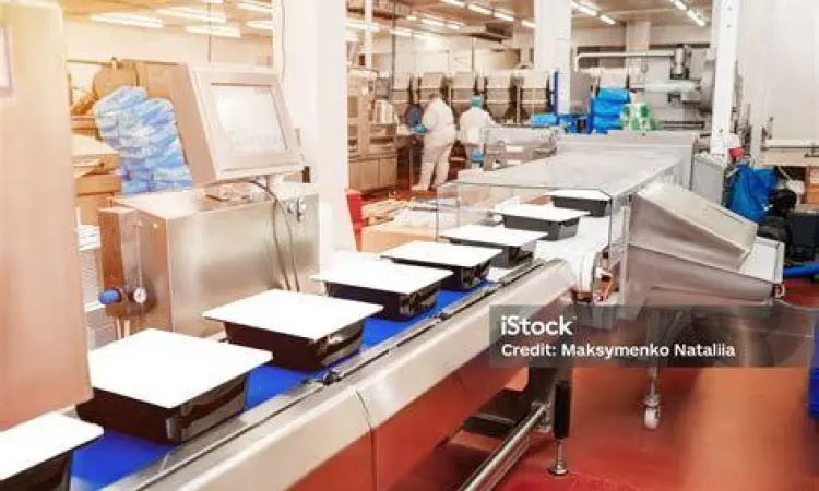 Proses produksi di pabrik makanan