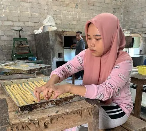 Produksi Makanan Ringan Produksi keripik singkong sebagai contoh usaha produksi makanan