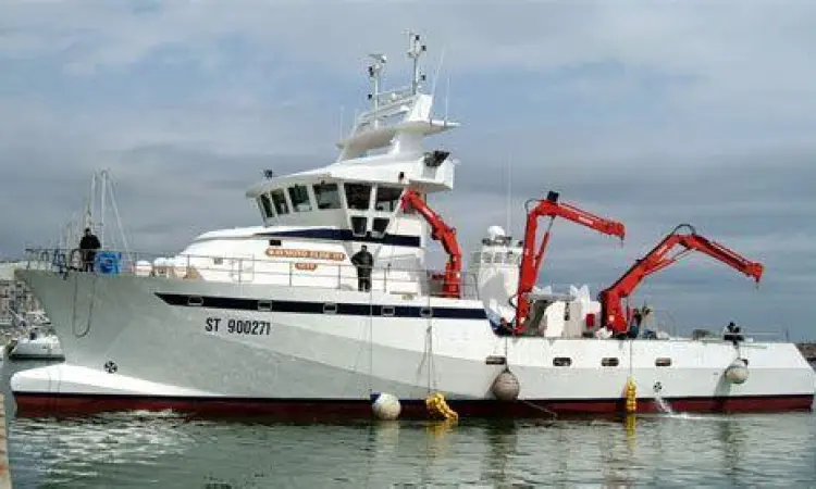 Ekstraksi Sumber Daya Laut Kapal perikanan komersial di tengah laut