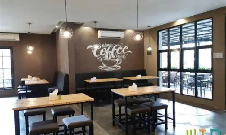 Contoh suasana cafe yang mendukung deskripsi usaha