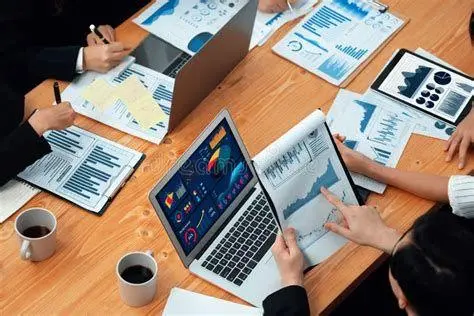 Analisis Keuangan Akhir Tahun Tim akuntan sedang menganalisis laporan keuangan