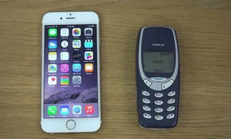 Evolusi Teknologi Ponsel Perbandingan ponsel klasik Nokia dan smartphone modern