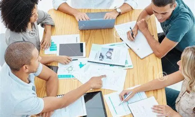 Kolaborasi tim dalam rapat kantor