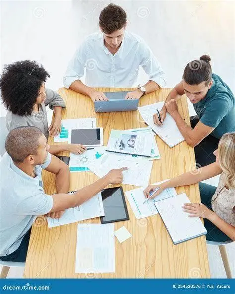 Kolaborasi Tim Kolaborasi tim dalam rapat kantor