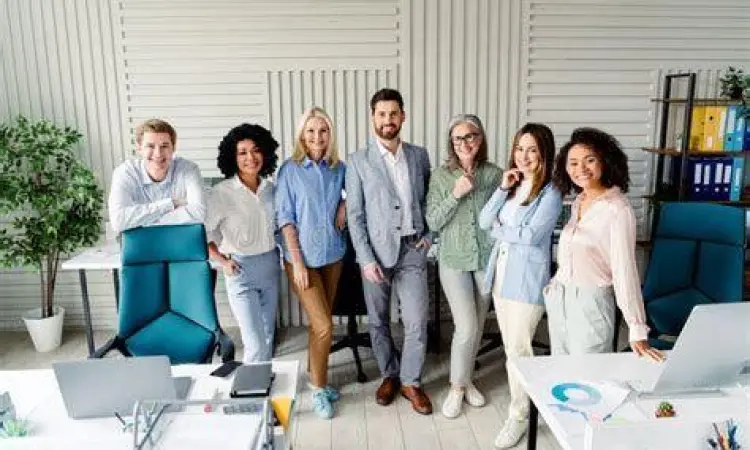 Tim profesional berdiskusi mengenai contoh kontribusi untuk perusahaan