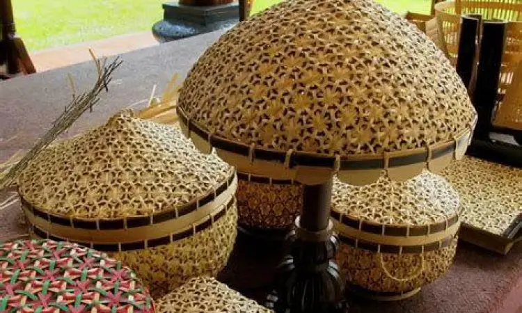 Kerajinan anyaman bambu khas pedesaan