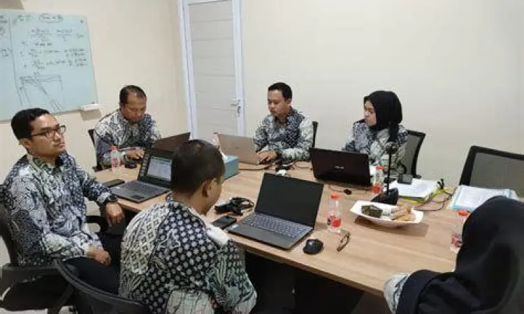 Suasana rapat manajemen profesional di kantor modern