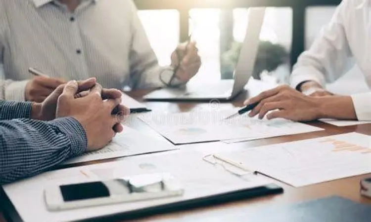 Pertemuan profesional dengan investor untuk pengajuan usaha