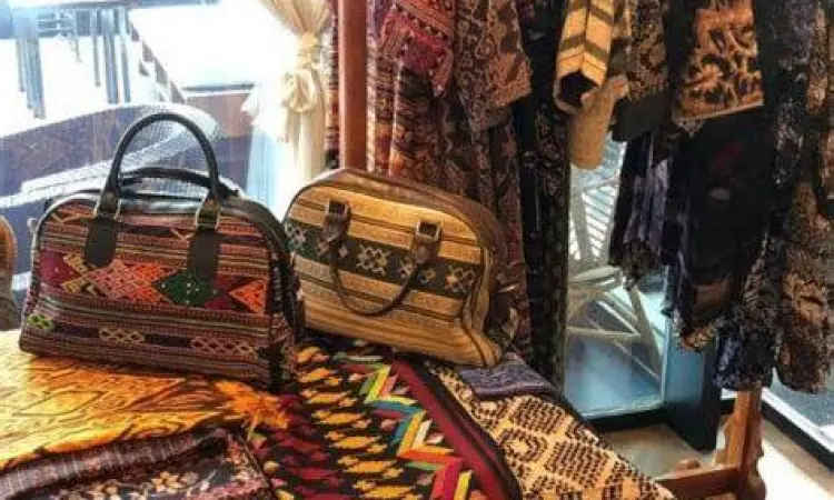 Industri Fashion UMKM Produk hijab lokal yang tertata rapi di toko