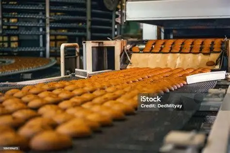 Produksi Massal Industri Makanan Proses produksi makanan otomatis di pabrik modern