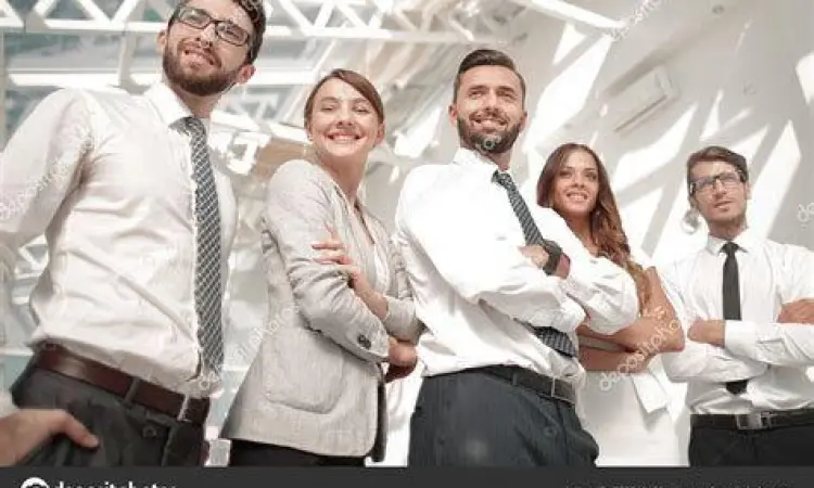 Tim profesional sedang berdiskusi di kantor