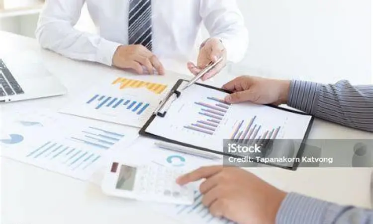 Kolaborasi Tim Akuntan Diskusi tim akuntan perusahaan di ruang rapat