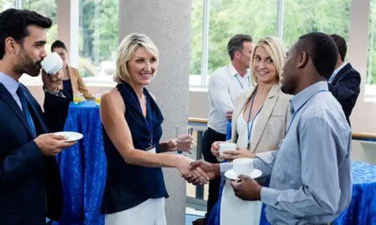 Tim kerja sedang berdiskusi memberikan feedback