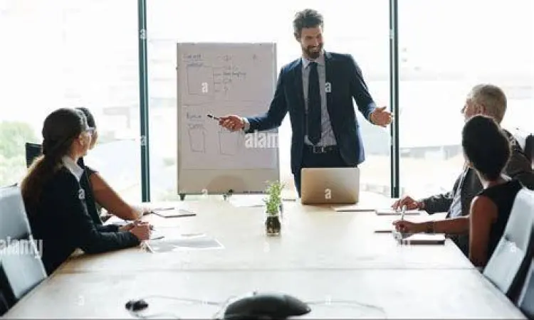 Presentasi laporan perusahaan dalam rapat direksi