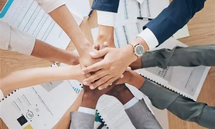 Tim profesional sedang berdiskusi mengenai struktur organisasi baru