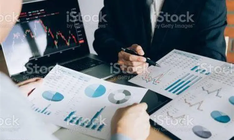 Investor sedang melakukan analisis menggunakan data dari perusahaan efek