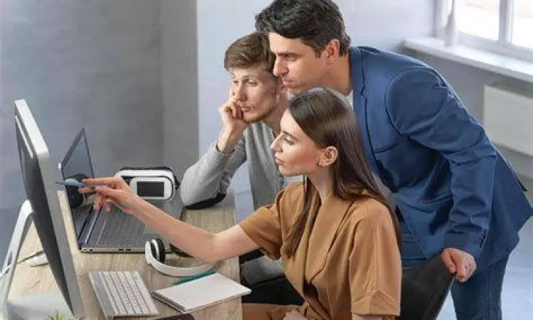 Layanan IT Outsourcing Tim IT outsourcing sedang bekerja menyelesaikan proyek