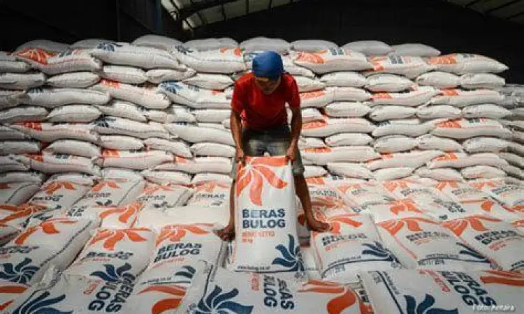 Distribusi beras oleh Perum Bulog ke masyarakat