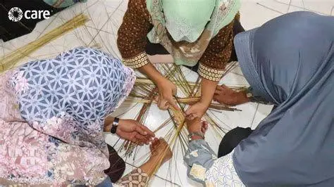 Pemberdayaan Perempuan Du Anyam Perempuan pengrajin sedang membuat anyaman di NTT