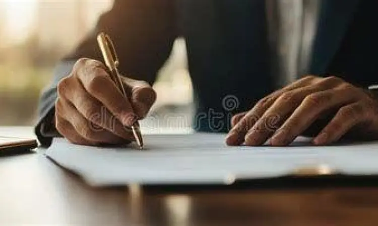 Manajer HR memeriksa draf kontrak kerja karyawan